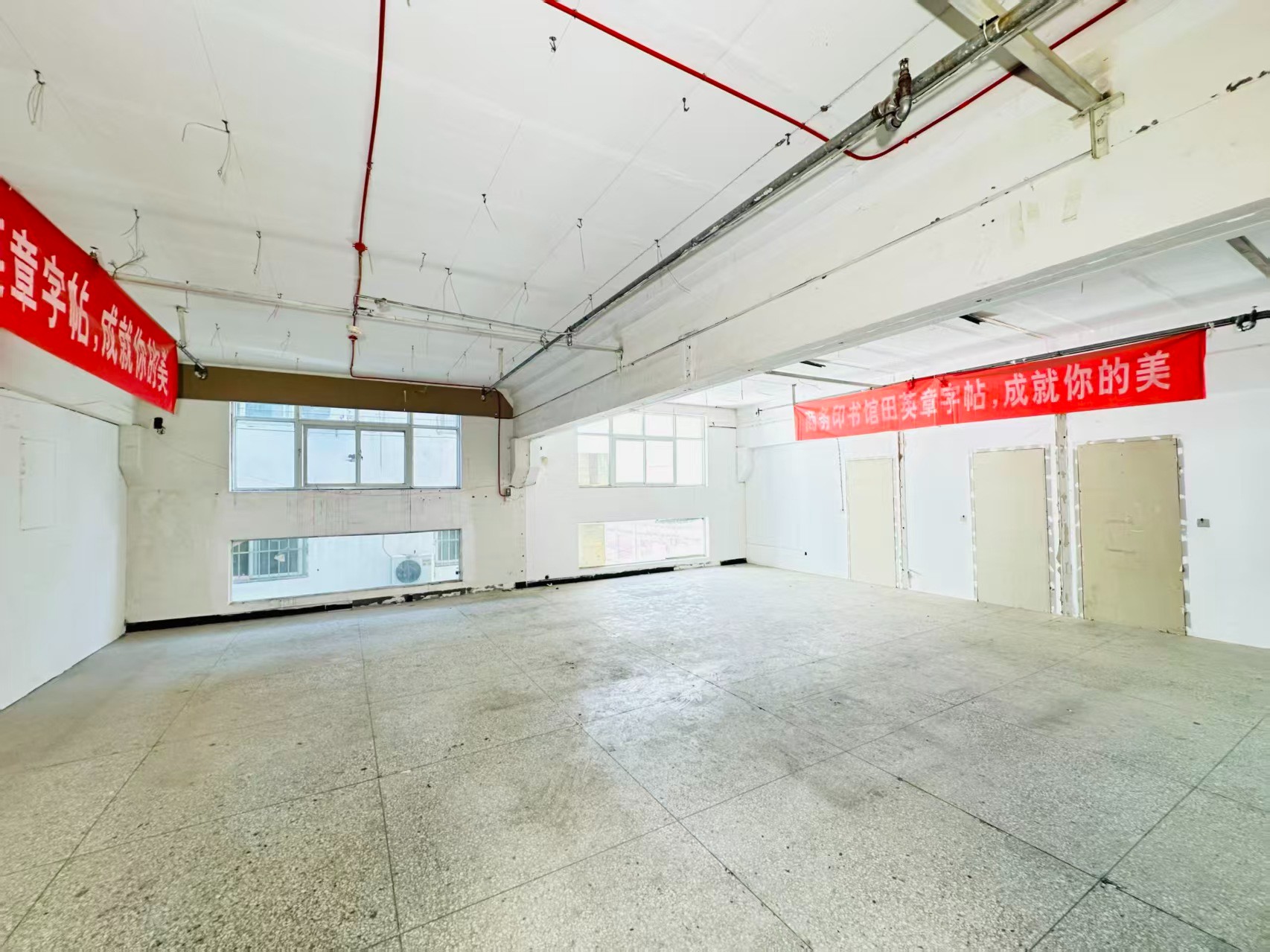丰润东路重点吸引人工智能应用、数字经济、电商直播、智能制造服务、软件开发、科技创新企业及创业团队入驻